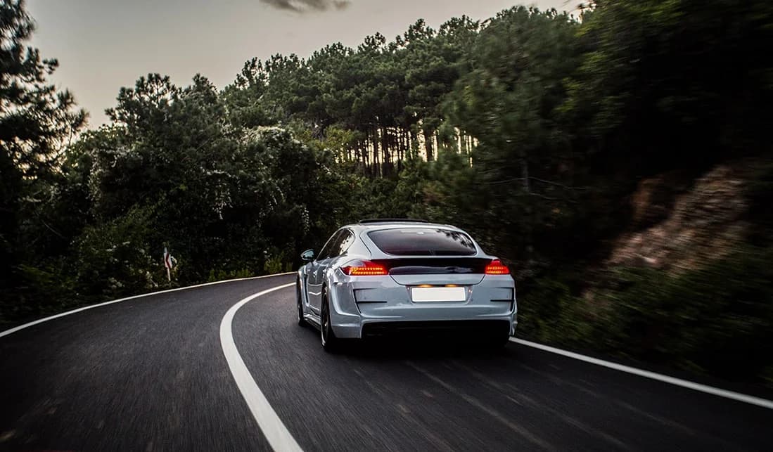 Porsche, İlk Tam Elektrikli SUV Modelini Tanıttı