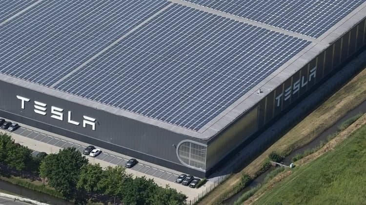 Tesla, Dünyanın En Büyük Çatı GES’ini Kuruyor