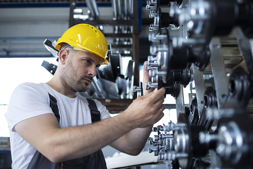 Industrial worker working at production line in factory Machingo