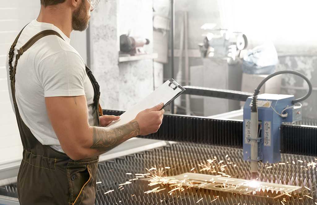 Engineer controlling plasma laser cutting metal Machingo