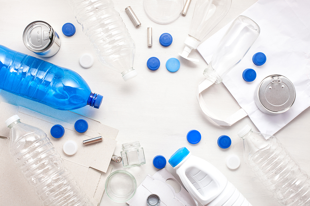 Flat lay of different wastes wastes ready for recycling. Plastic - Machingo