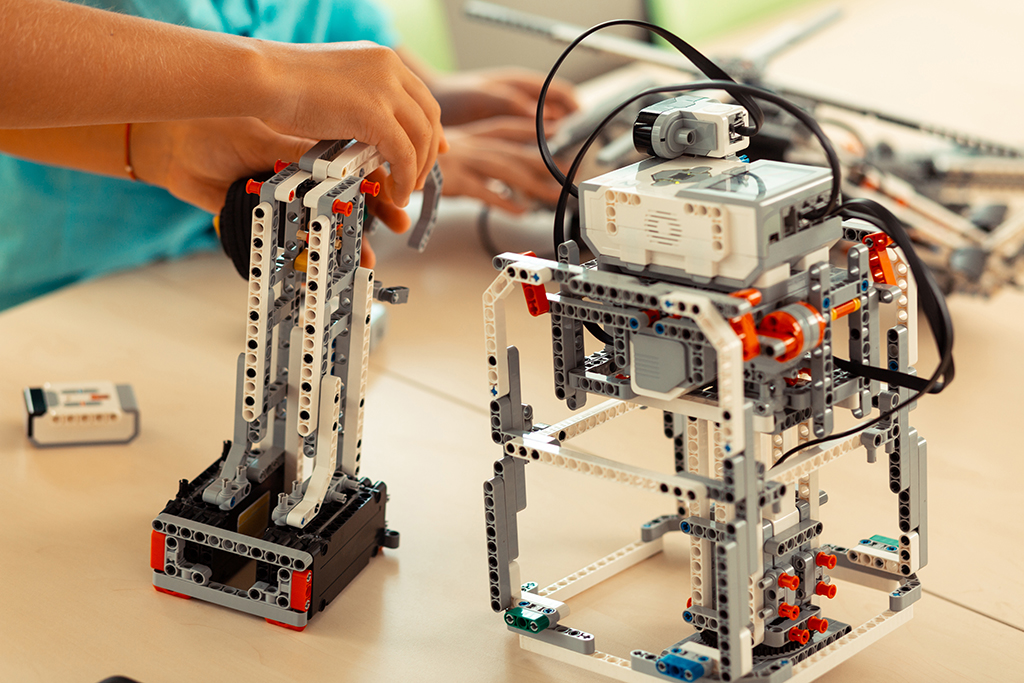 Pupils making robots during their science lesson Machingo