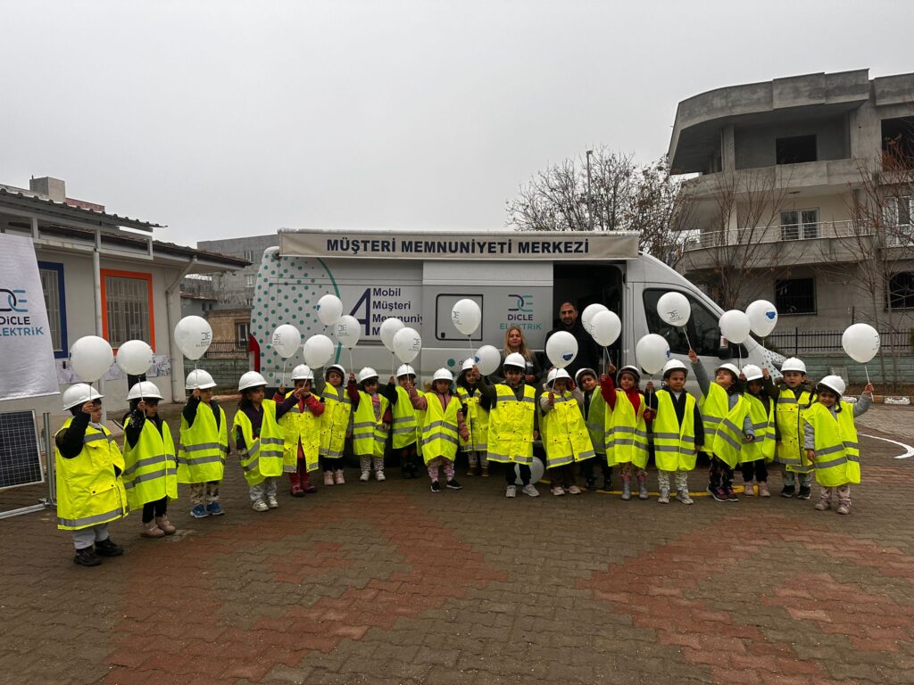 1762335769_Dicle_Elektrik___ten_5000_Kad__n_ve___ocu__a_Enerji_Tasarrufu_E__itimi__6_ - Machingo