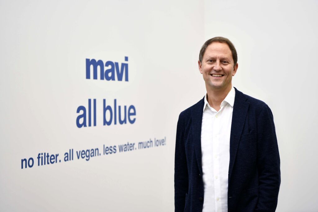 1766992358_MAV___C__NEYT_YAVUZ1_ALL_BLUE_retouch - Machingo